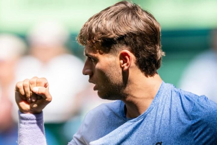 Atp Halle - Cobolli trionfa in un'altra maratona al tie-break decisivo. Eliminato Aliassime.