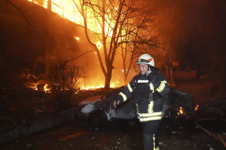 Attacchi aerei russi su Kharkiv: tre morti e 63 feriti, inclusi diversi bambini