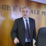 Auto in fiamme e bara con foto: “Faida nel mercato della prostituzione”. Sei arresti.