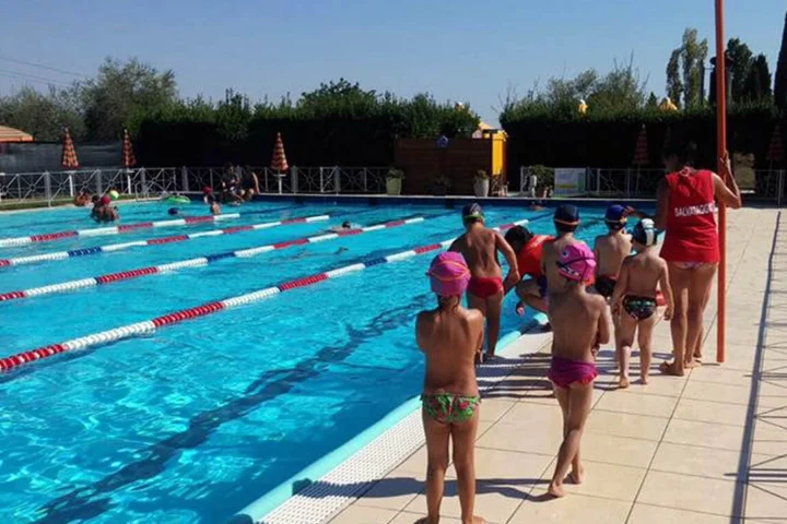 Bimbo di 4 anni in gravi condizioni dopo caduta in piscina a Castrezzato