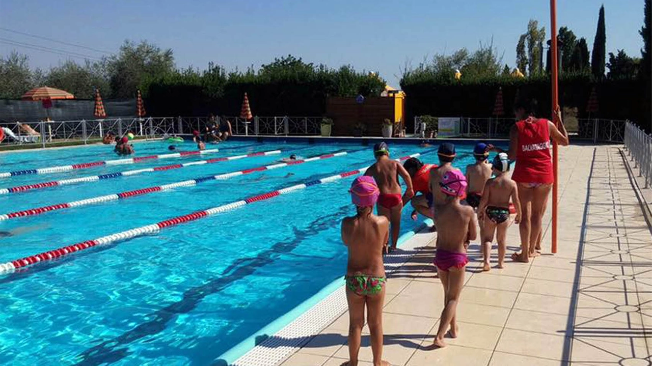 Bimbo di 4 anni in gravi condizioni dopo caduta in piscina a Castrezzato