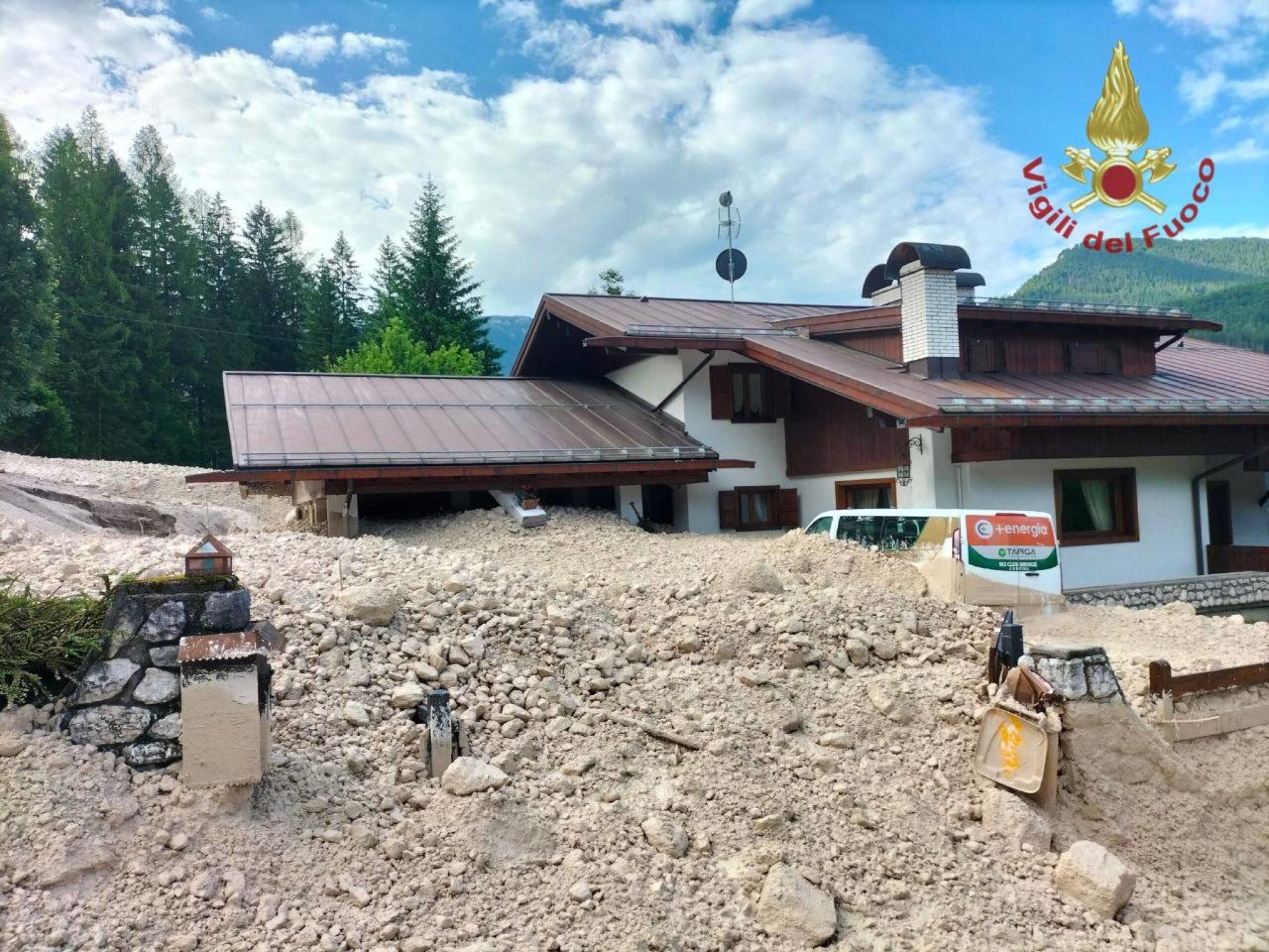 Borca di Cadore: frana crea trappola di fango, case sommerse e Statale 51 chiusa