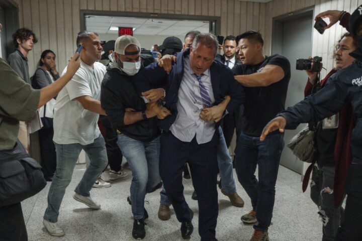 Brad Lander, candidato sindaco di New York, arrestato dall'agenzia dell'immigrazione