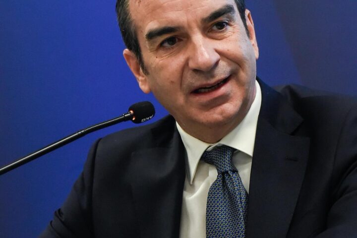 Calabria: Il presidente annuncia "Indagato per corruzione" in un video.