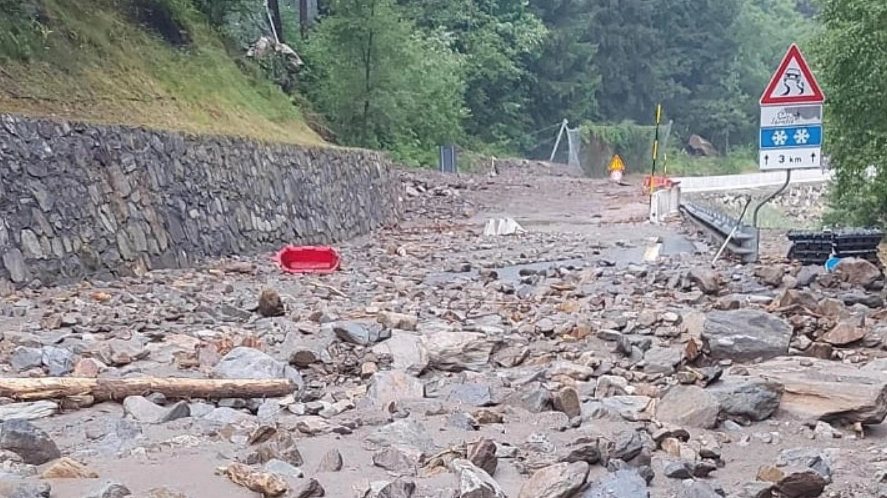 Cogne bloccata da frane, evacuati passeggeri di un'auto nella notte
