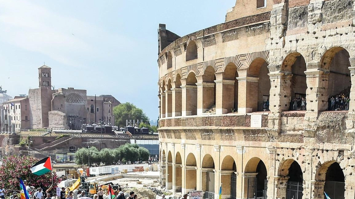 Corteo contro il riarmo: 400 associazioni in piazza con la benedizione di Parolin