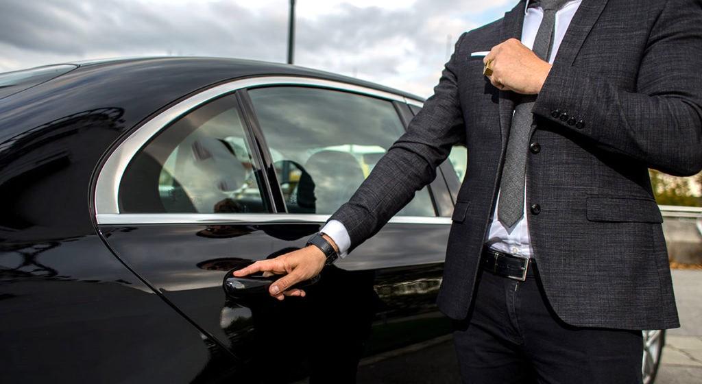 Crocieristi: noleggio abusivo con conducente per 6 turisti americani a bordo