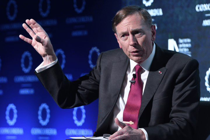 David Petraeus: «Il regime iraniano è indebolito, ma non cadrà senza negoziati»
