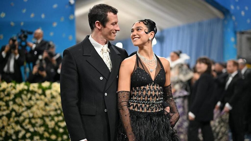 Dua Lipa si sposa, la foto dell'anello da 18 carati: «Io e Callum abbiamo deciso di invecchiare insieme»