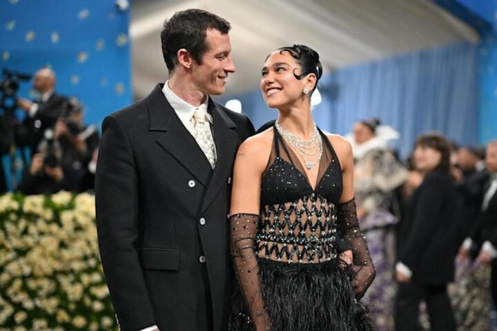 Dua Lipa si sposa, la foto dell'anello da 18 carati: «Io e Callum abbiamo deciso di invecchiare insieme»