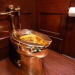 Due uomini condannati per il celebre furto del water d'oro di Maurizio Cattelan