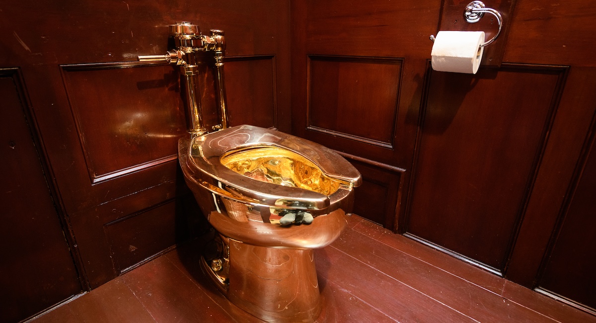 Due uomini condannati per il celebre furto del water d'oro di Maurizio Cattelan