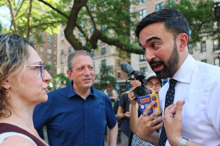 Elezioni primarie a New York: confronto tra Cuomo e il «socialista» Mamdani
