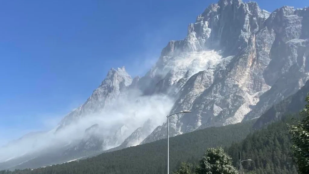 Frana nelle Dolomiti, polvere raggiunge San Vito di Cadore e Cortina