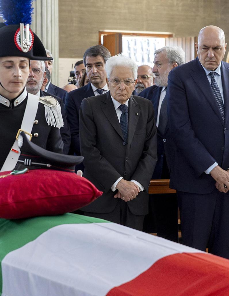 Funerali del carabiniere ucciso: bara avvolta nel tricolore, presente anche Mattarella