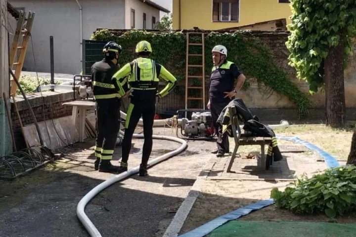 Garlasco, attrezzi “trovati” nel canale di Tromello: un uomo del posto li consegna