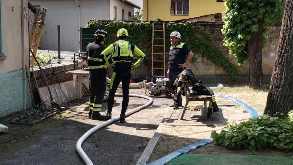 Garlasco, attrezzi “trovati” nel canale di Tromello: un uomo del posto li consegna