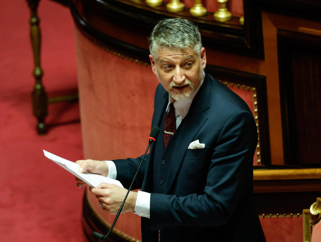 Giuli annuncia nuove misure per prevenire sprechi e truffe dopo il caso Kaufmann