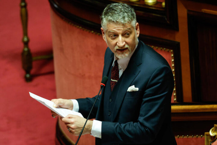 Giuli annuncia nuove misure per prevenire sprechi e truffe dopo il caso Kaufmann
