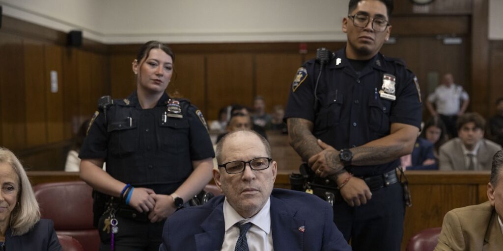 Harvey Weinstein sarà giudicato per la terza volta per un'accusa di stupro, poiché la giuria non ha raggiunto un verdetto.