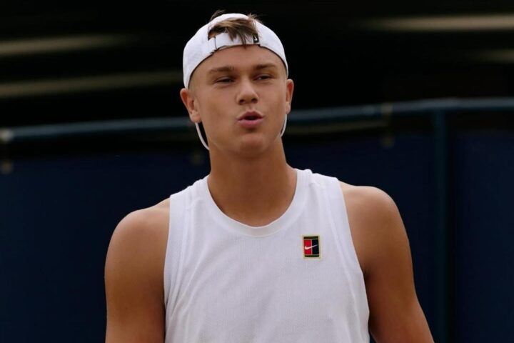 Holger Rune vende racchette rotte e scoppia la polemica online