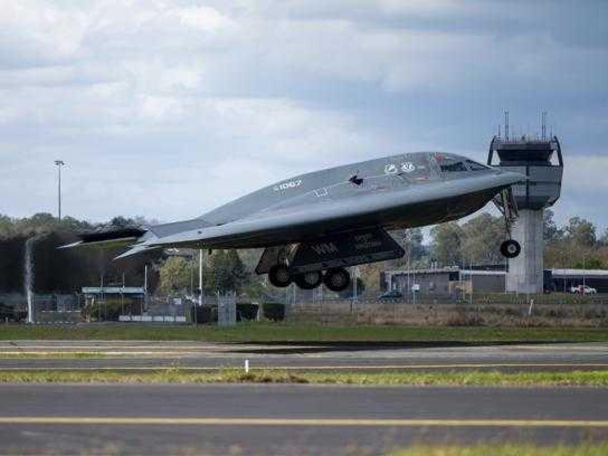 I bombardieri B-2 americani: veicolo della «superbomba» per la distruzione di bunker profondi.