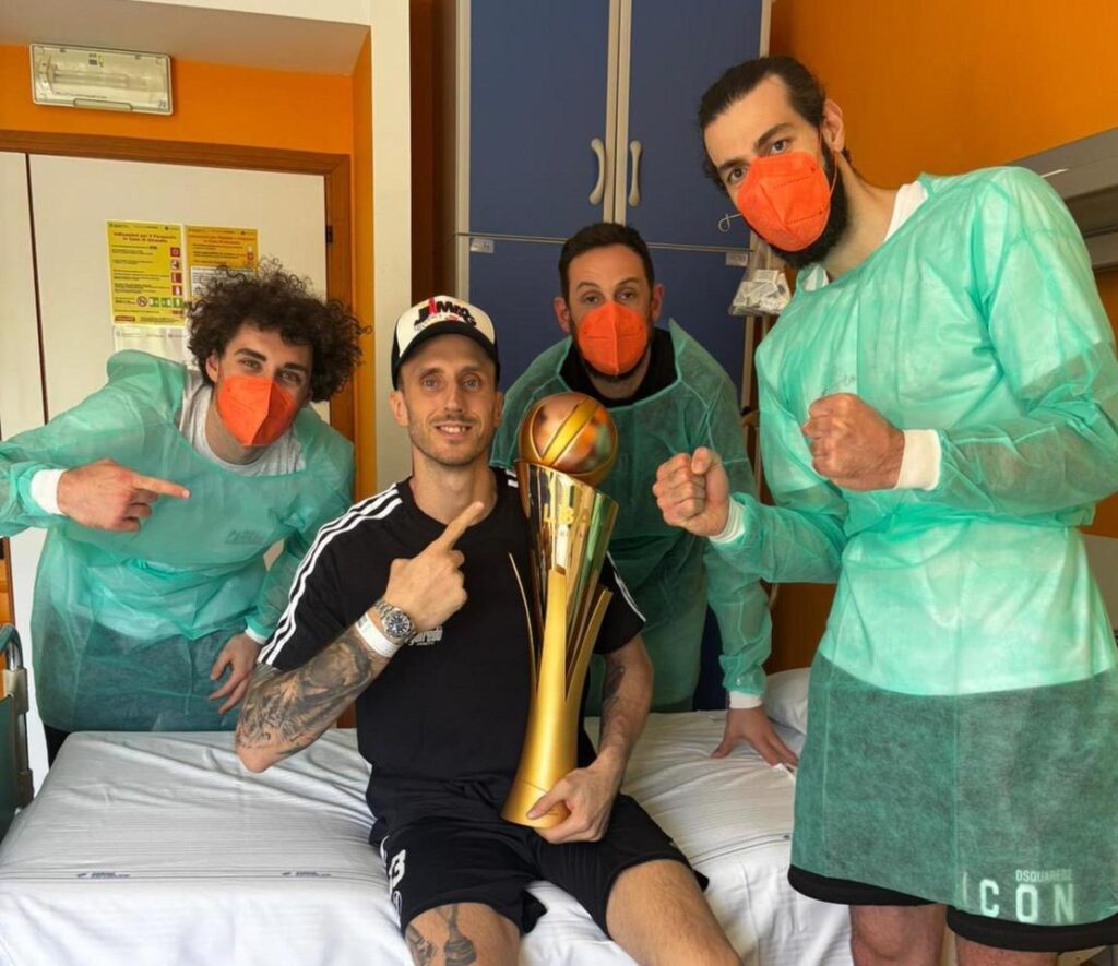 I campioni per il compagno malato: "Questo scudetto è per te"