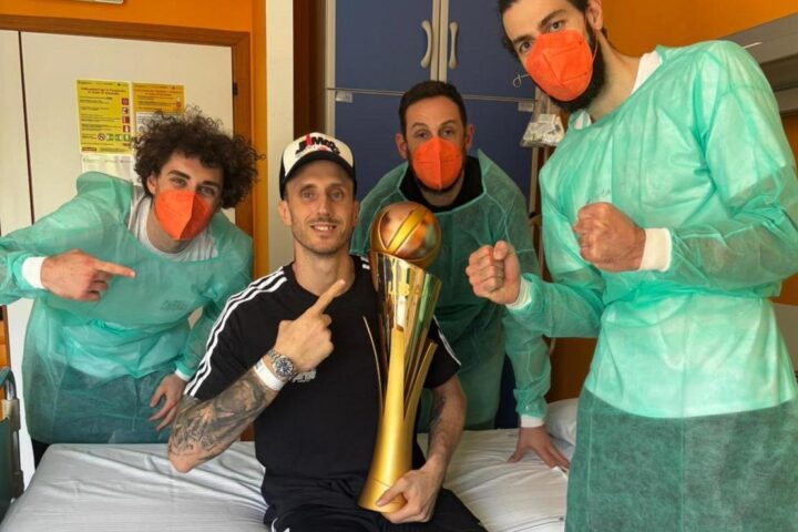 I campioni per il compagno malato: "Questo scudetto è per te"