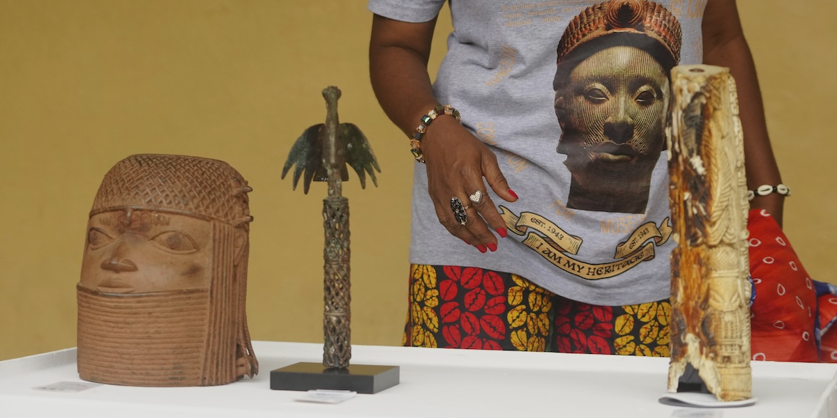 I Paesi Bassi restituiscono i bronzi del Benin alla Nigeria