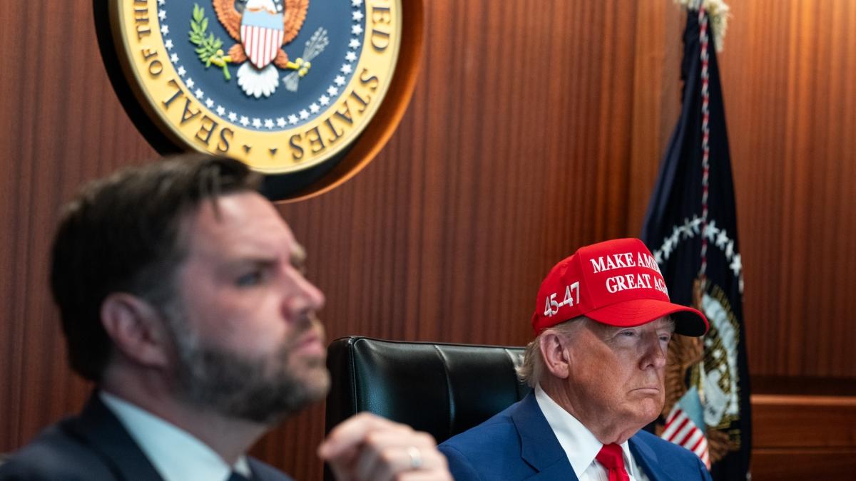 Il cappello "Maga" e le immagini storiche della Situation Room con Trump durante i bombardamenti