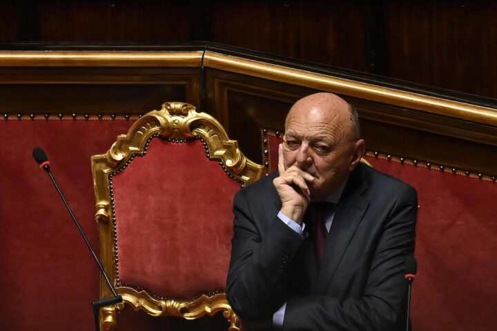 Il ministro Pichetto Fratin annuncia: il nucleare in Italia è imminente, ma l'opposizione contesta i costi.