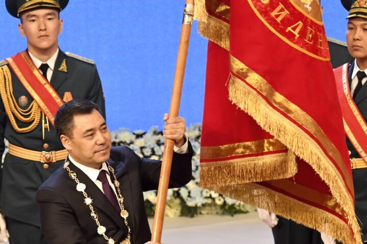 Il parlamento kirghizo approva una legge che restringe la libertà di stampa