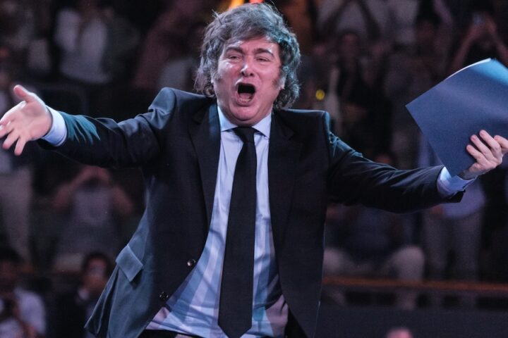 Il presidente argentino Javier Milei revoca il divieto per i civili di acquistare armi semiautomatiche.