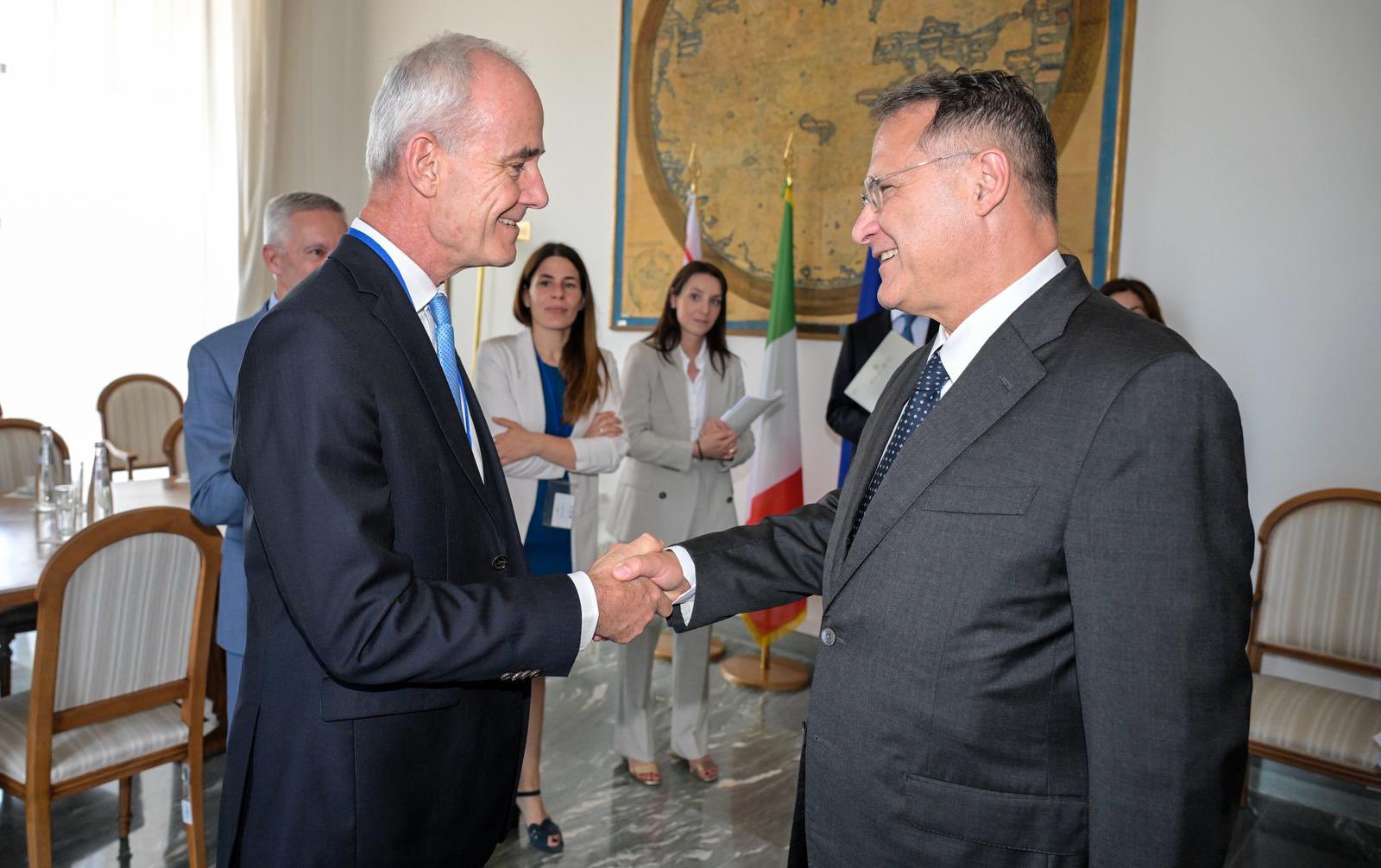 Il vice ministro Cirielli incontra il vice presidente del CICR Carbonnier: situazione in Iran-Israele e consegna dei diplomi