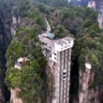 In Cina le "montagne di Avatar" nascondono grotte piene di rifiuti