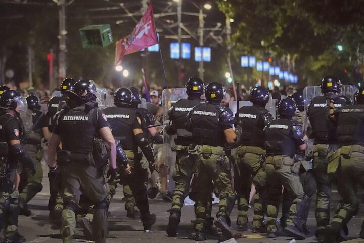 In Serbia manifestanti bloccano strade contro arresti dopo scontri a Belgrado