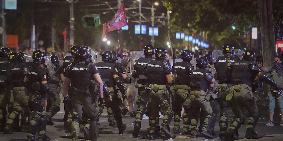 In Serbia manifestanti bloccano strade contro arresti dopo scontri a Belgrado