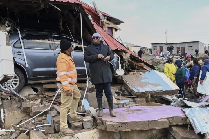 In Sudafrica, forti piogge e inondazioni nel sud-est causano la morte di almeno 49 persone.