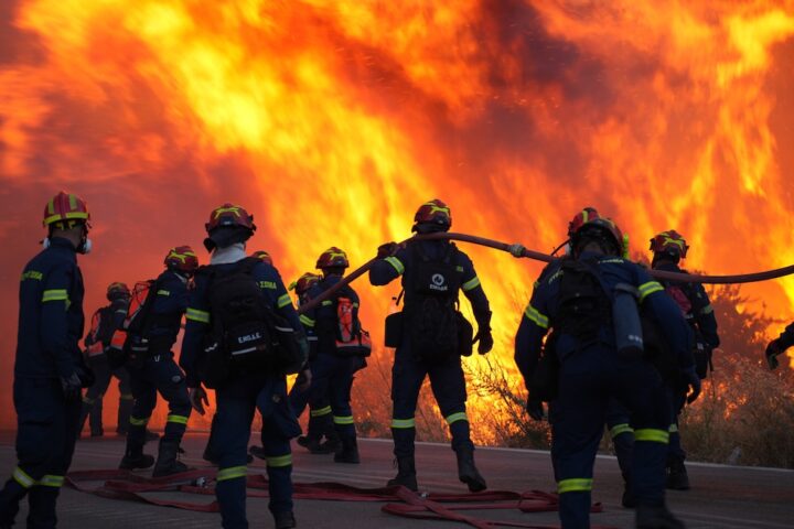 Incendi boschivi devastanti sull'isola di Chios in Grecia