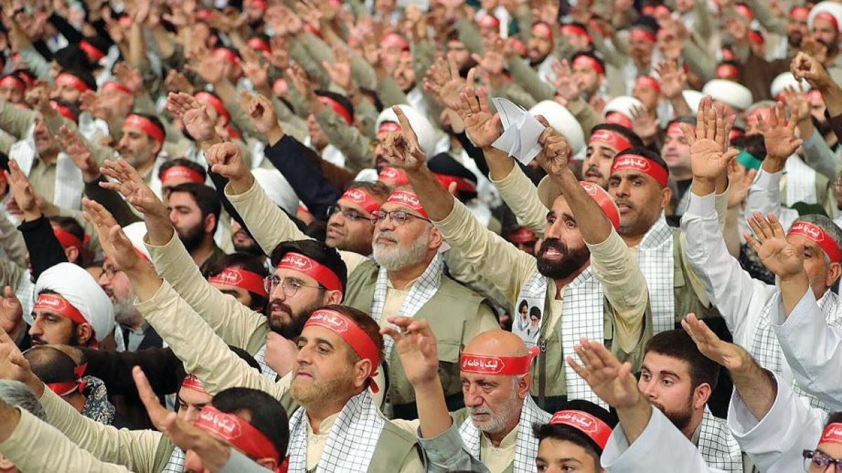 Iran, il ruolo cruciale dei pasdaran: un generale al posto di Khamenei?