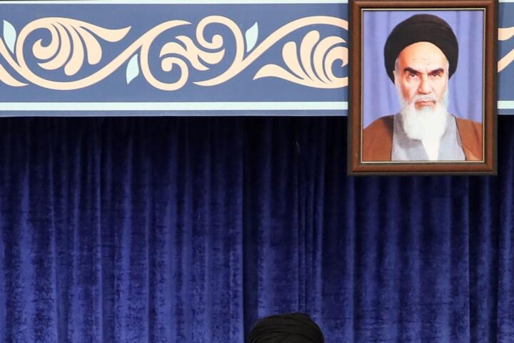 Iran, Khamenei nel bunker: «Vinceremo». Tra nomine improvvise, segreti e minacce: gli ayatollah nel caos.