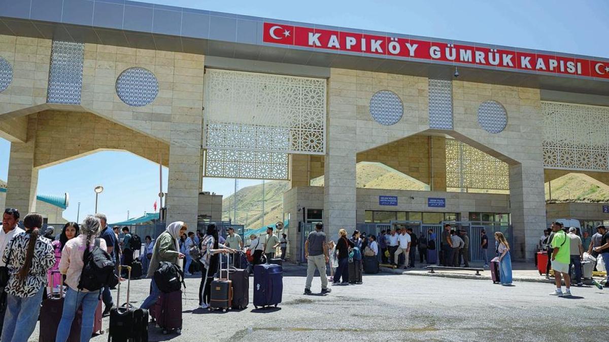 Iran, la svolta nazionalista: il regime cerca di arginare il malcontento popolare