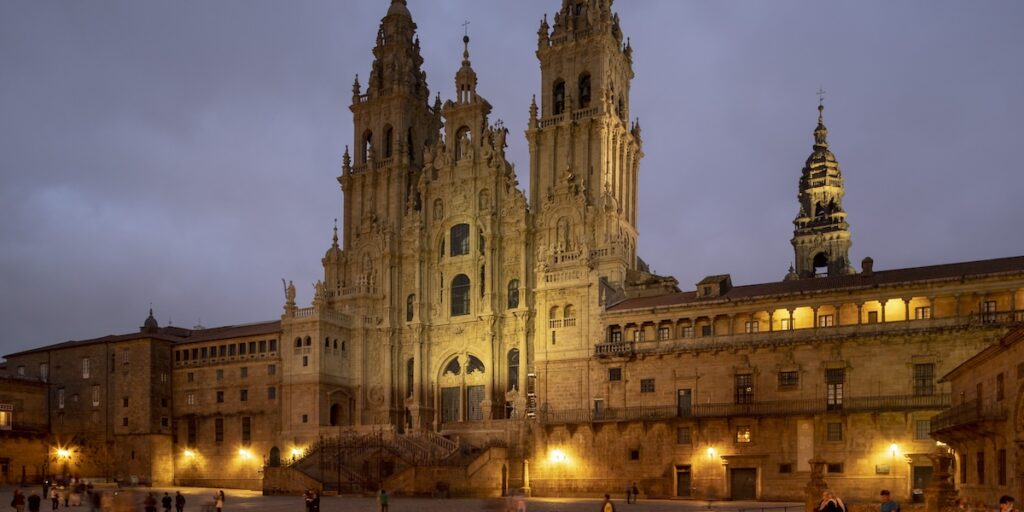 La Corte Suprema spagnola ordina ai discendenti di Francisco Franco la restituzione di due statue medievali al comune di Santiago.