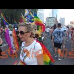 La vivace parata del Milano Pride: il video