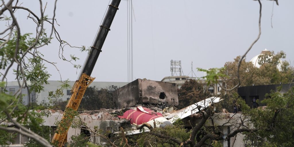 Le complesse indagini sul disastro aereo in India