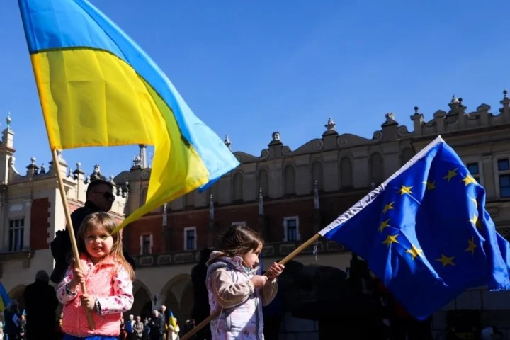 L'Europa celebra 40 anni della bandiera, ma il simbolo di pace è in crisi