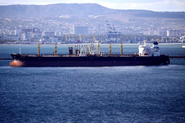 L'Europa mira a ridurre il prezzo massimo del petrolio russo, ma l'incognita Trump persiste.