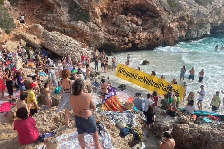 L'influencer si occupa della vacanza. Ma ora i paradisi terrestri sono in allerta.