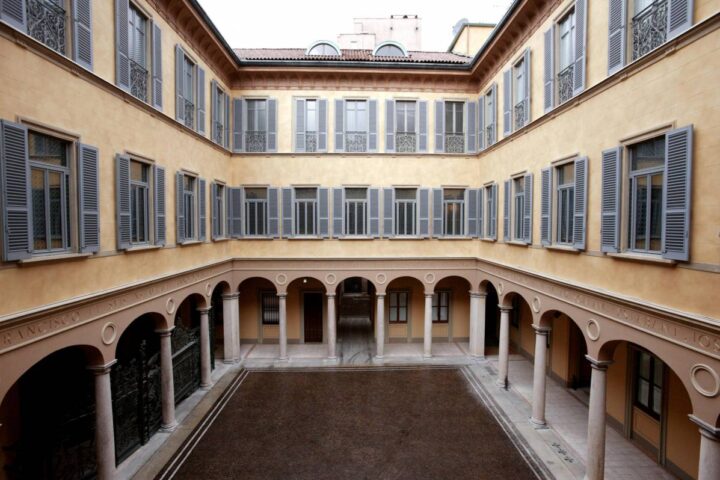 Mediobanca in retrocessione: un segnale di sconfitta. Aumenti per caffè e cappuccino: scopri dove costano di più...