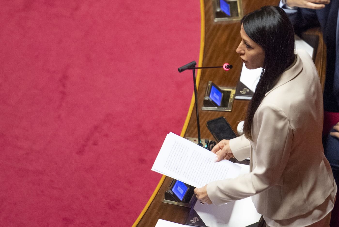 Meloni applaude al vertice Nato: le parole della senatrice M5s Maiorino e il confronto in aula